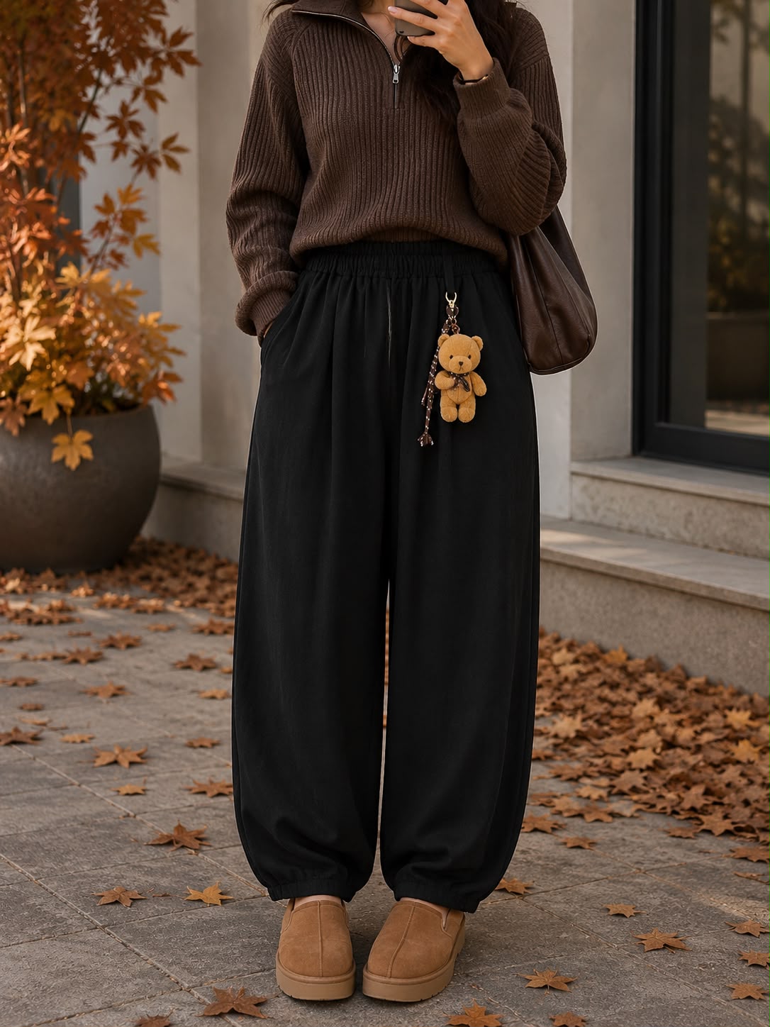Pantaloni Bella damă cu croială lejeră stil ballon și talie elastică - ursuleț decorativ