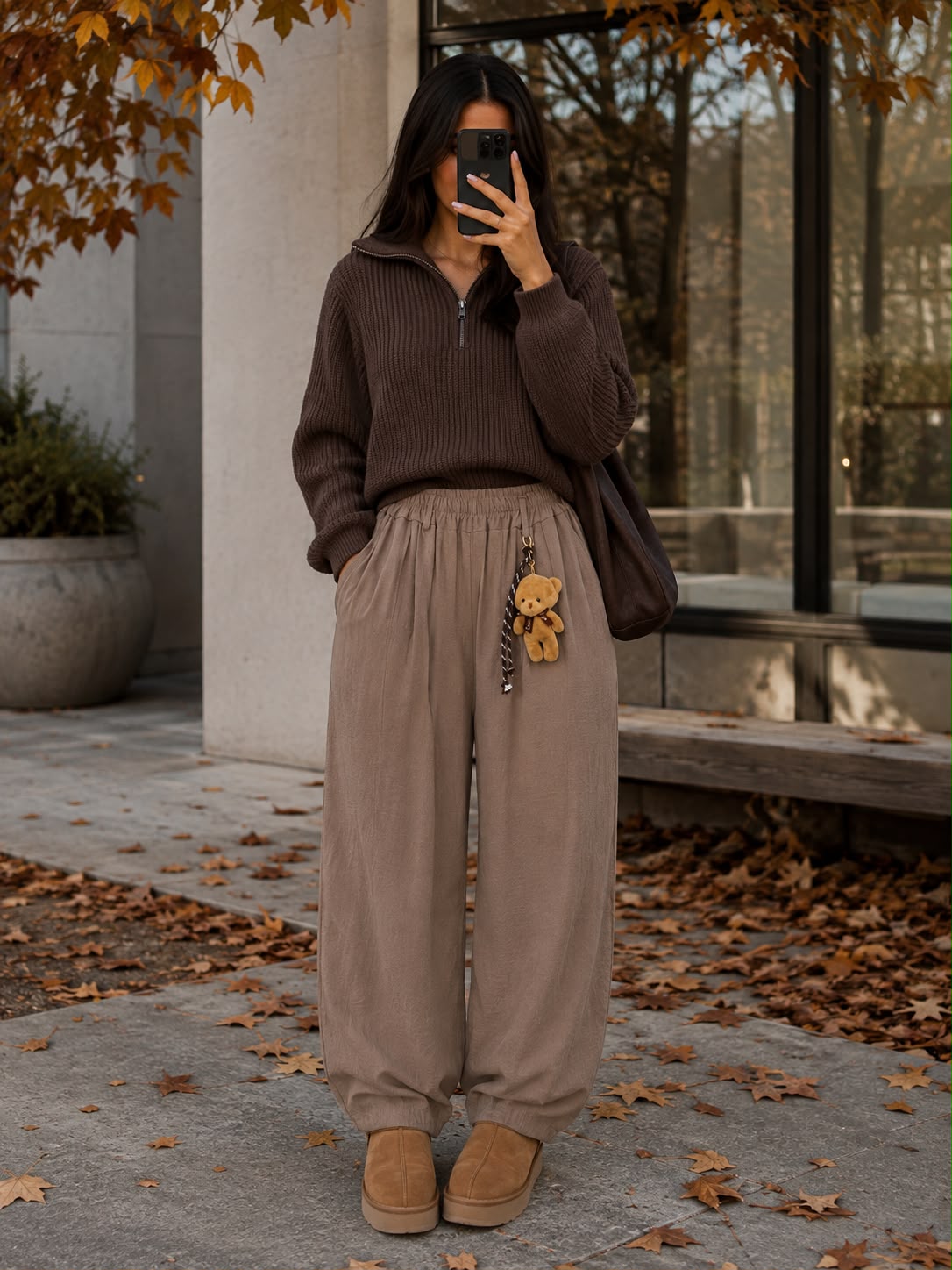 Pantaloni Bella damă cu croială lejeră stil ballon și talie elastică - ursuleț decorativ