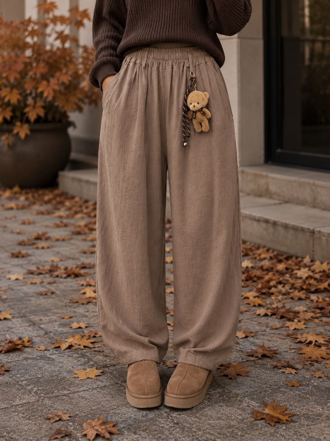Pantaloni Bella damă cu croială lejeră stil ballon și talie elastică - ursuleț decorativ