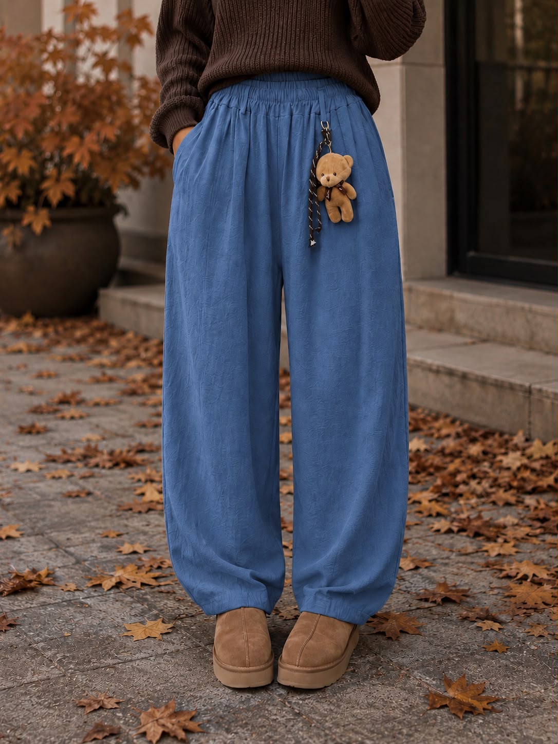 Pantaloni Bella damă cu croială lejeră stil ballon și talie elastică - ursuleț decorativ